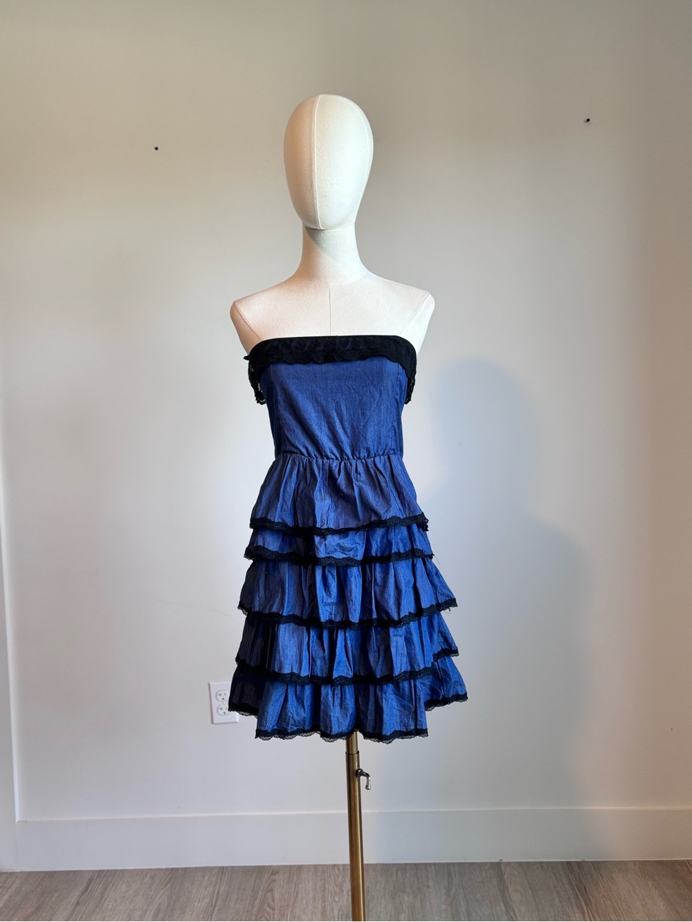 yedina blue faux denim tiered ruffle strapless lace trim mini dress size small
